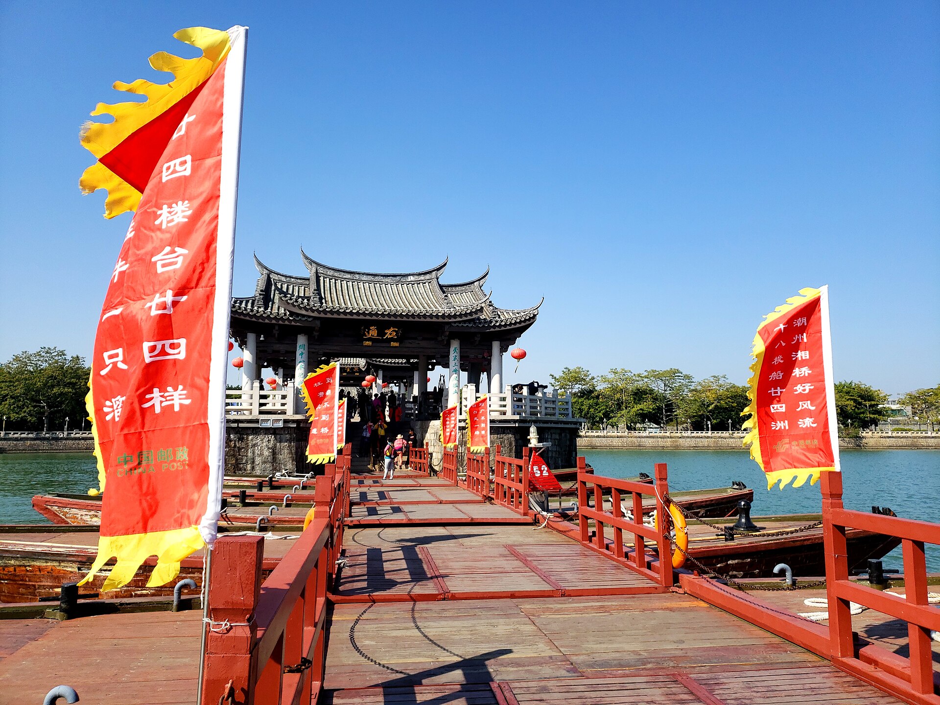 潮州广济桥的浮桥、亭台与红色旗幡