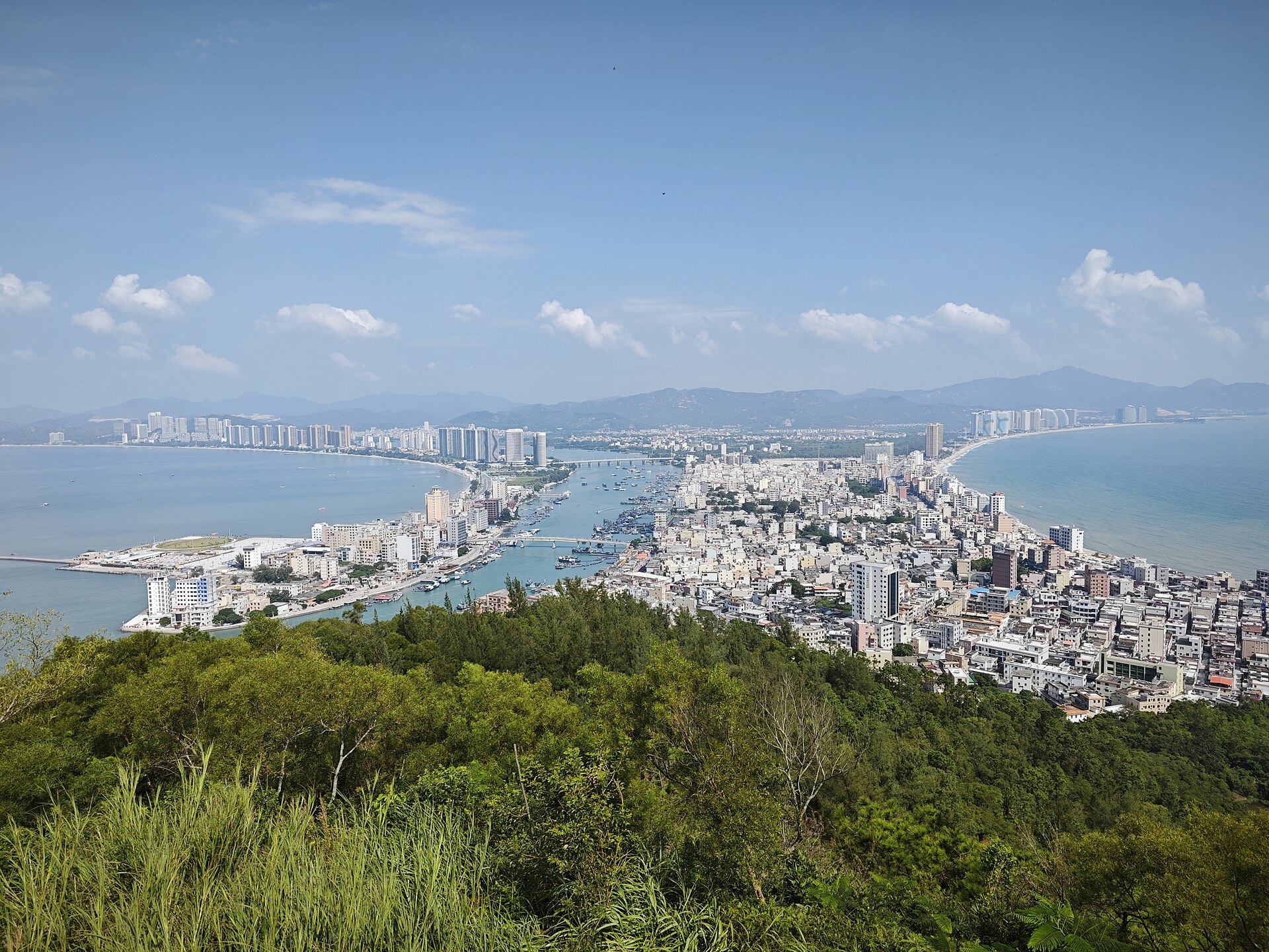 从稔平半岛观景台俯瞰双月湾两侧海湾与港口镇