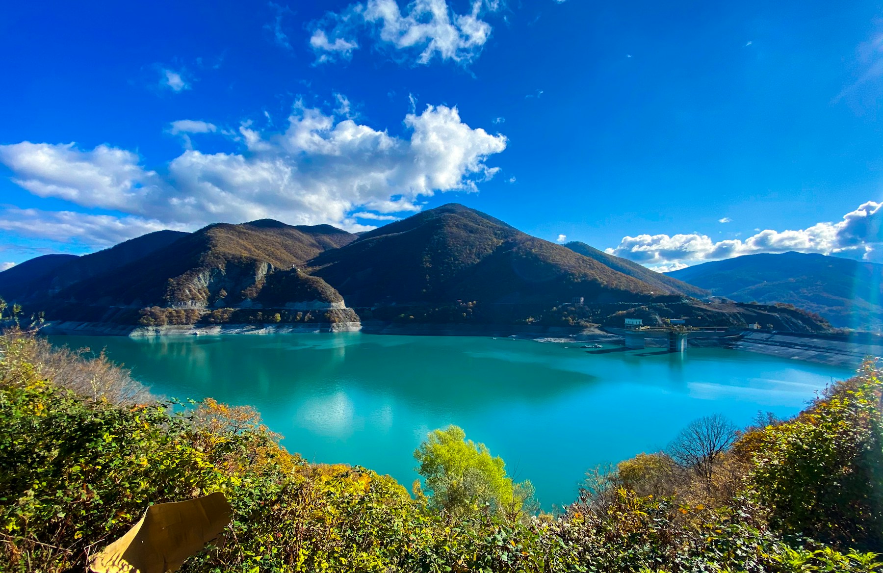 卡兹别克群山与山谷中的湖泊